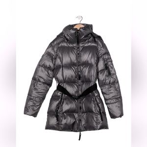 Girl's puffer coat in grey. Zip and buckle closure at front.